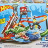Hot Wheels Ultimate Gator Car Wash Play Set with Color Shifters Car