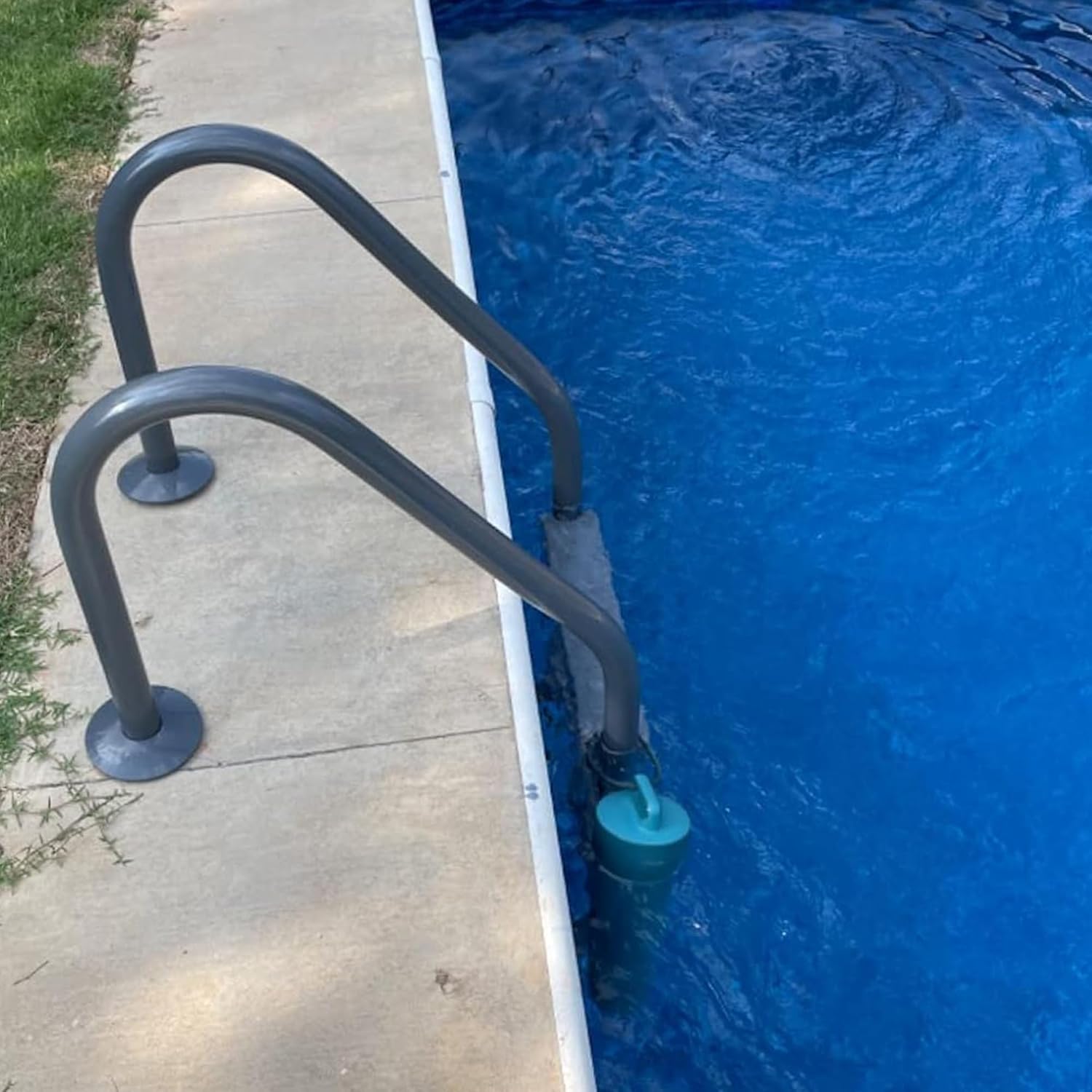 71BXYIMwQFL._AC_SL1500_.jpg SAFTRON 3 Rung Step Ladder Metal Swimming Pool Handrail with Polymer Coat Finish for Fresh and Saltwater Inground Pool, Graphite Gray
