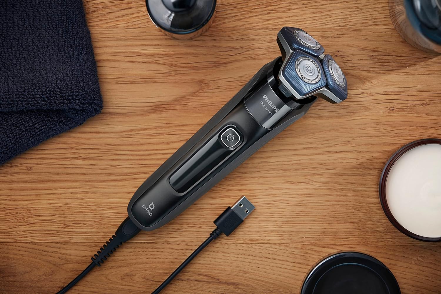 81DoXvRNe1L._AC_SL1500_.jpg Philips Norelco Shaver 7600, Rechargeable Wet & Dry Electric Shaver with SenseIQ Technology, Quick Clean Pod, Travel Case & Pop-up Trimmer, S7886/84